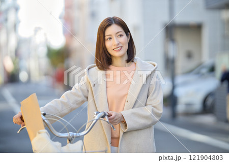 自転車で買い物に行くミドルの女性 自転車で買い物に行くミドルの女性 121904803