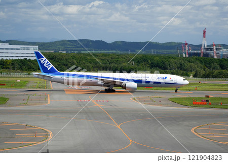 離陸を待つ飛行機 121904823
