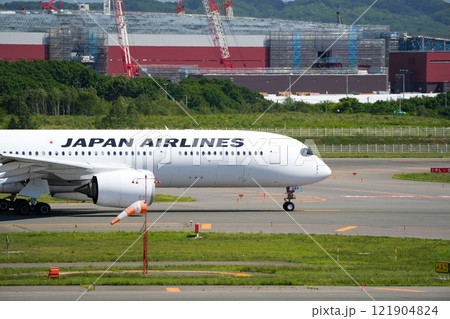 新千歳空港　誘導路上の飛行機 121904824