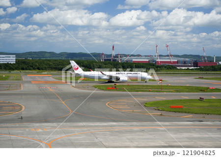 新千歳空港 離陸を待つ飛行機 新千歳空港 離陸を待つ飛行機 121904825