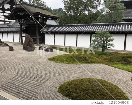 龍安寺の枯山水が美しい庭園 121904908