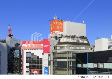 大阪難波なんさん通り沿いの電気街 (大阪府大阪市中央区・浪速区) 121904981