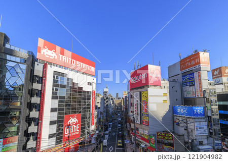 大阪難波なんさん通り沿いの電気街 (大阪府大阪市中央区・浪速区) 121904982