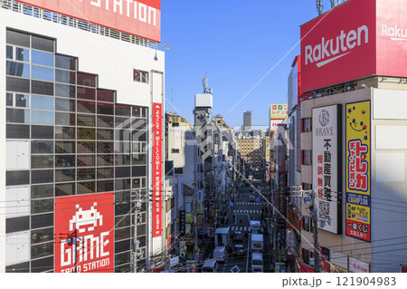 大阪難波なんさん通り沿いの電気街 (大阪府大阪市中央区・浪速区) 121904983