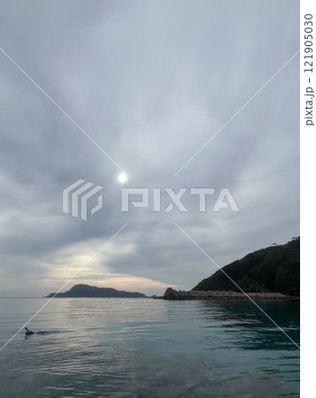 海に降り注ぐ天使のはしご 121905030