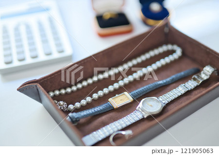 貴金属　買取業者　査定イメージ 121905063