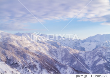 八海山山頂から見た巻機山方向の山々 121905079