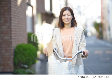 自転車で買い物に行くミドルの女性 自転車で買い物に行くミドルの女性 121905248