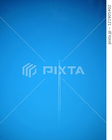 飛行機雲のある青空 飛行機雲のある青空 121905402