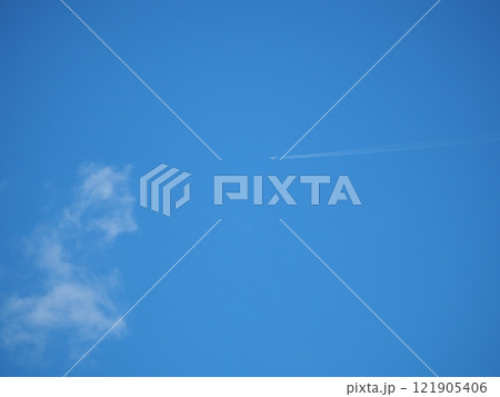 飛行機雲のある青空 飛行機雲のある青空 121905406