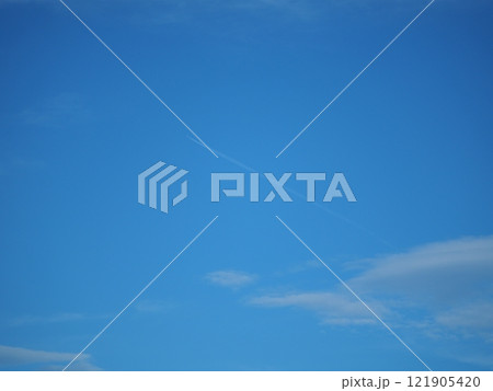飛行機雲のある青空 飛行機雲のある青空 121905420