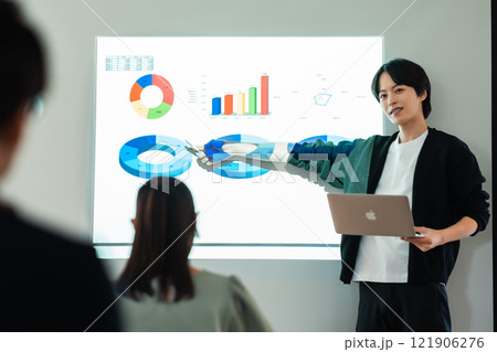 データを元に説明するプレゼンター データを元に説明するプレゼンター 121906276