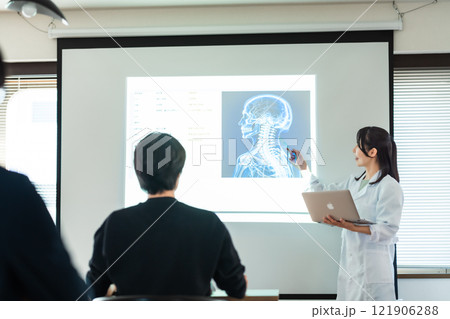 研修会で発表をする研究者 121906288