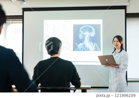 メディカルカンファレンスでプレゼンするドクター メディカルカンファレンスでプレゼンするドクター 121906289