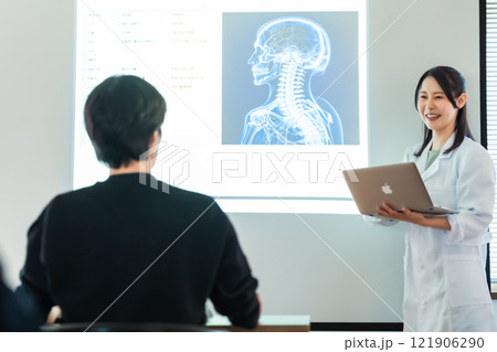 メディカルカンファレンスでプレゼンするドクター 121906290