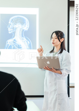 メディカルカンファレンスでプレゼンするドクター 121906292