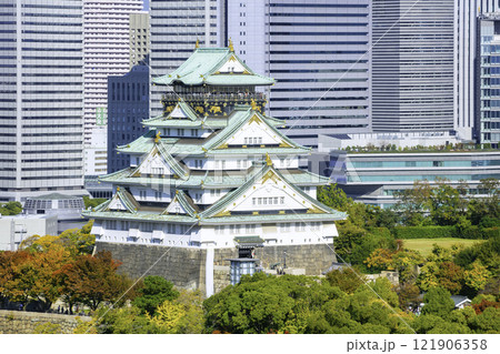 大阪城天守閣と立ち並ぶ高層ビル群（大阪府大阪市） 121906358