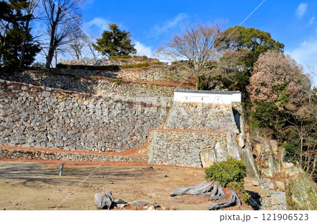 備中松山城 三の丸跡・厩曲輪跡の石垣 備中松山城 三の丸跡・厩曲輪跡の石垣 121906523