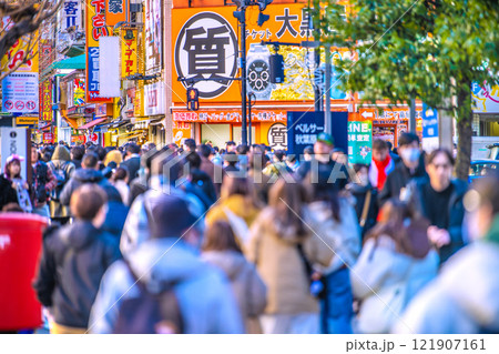 日本の東京都市景観 コロ5年公表から。インバウンド続く…外国人観光客らで賑わう秋葉原。希望の光＝1月 121907161