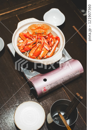 冬の味覚カニ鍋【撮影協力・海鮮居酒屋　魚魯こ】 121907360