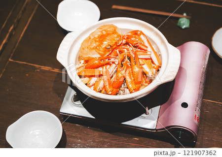 冬の味覚カニ鍋【撮影協力・海鮮居酒屋 魚魯こ】 冬の味覚カニ鍋【撮影協力・海鮮居酒屋 魚魯こ】 121907362