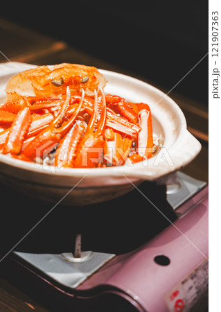 冬の味覚カニ鍋【撮影協力・海鮮居酒屋 魚魯こ】 冬の味覚カニ鍋【撮影協力・海鮮居酒屋 魚魯こ】 121907363