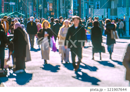 日本の東京都市景観 コロ5年公表から。インバウンド続く…外国人観光客らで賑わう銀座ホコ天。長い影が… 日本の東京都市景観 コロ5年公表から。インバウンド続く…外国人観光客らで賑わう銀座ホコ天。長い影が… 121907644