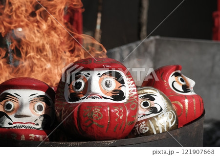 青梅だるま市のお焚き上げ 青梅だるま市のお焚き上げ 121907668