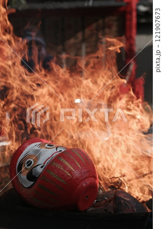 青梅だるま市のお焚き上げ 青梅だるま市のお焚き上げ 121907673