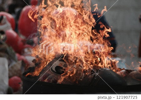 青梅だるま市のお焚き上げ 青梅だるま市のお焚き上げ 121907725