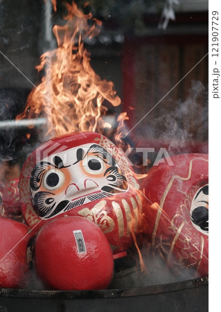 青梅だるま市のお焚き上げ 121907729