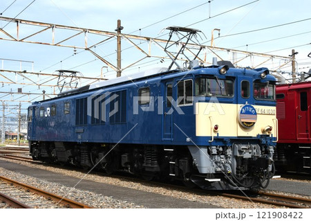 車両基地に停車するあけぼのヘッドマーク掲出のEF64形1030号機 車両基地に停車するあけぼのヘッドマーク掲出のEF64形1030号機 121908422