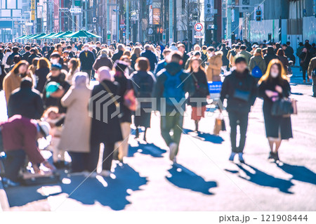 日本の東京都市景観 コロ5年公表から。インバウンド続く…外国人観光客らで賑わう銀座ホコ天。長い影が… 121908444
