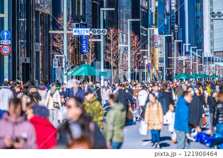 日本の東京都市景観 コロ5年公表から。インバウンド続く…外国人観光客らで賑わう銀座ホコ天…＝11日 121908464