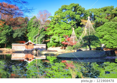 【東京都】快晴のシンメトリーな小石川後楽園の内庭の紅葉 121908478