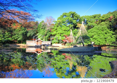 【東京都】快晴のシンメトリーな小石川後楽園の内庭の紅葉 【東京都】快晴のシンメトリーな小石川後楽園の内庭の紅葉 121908479