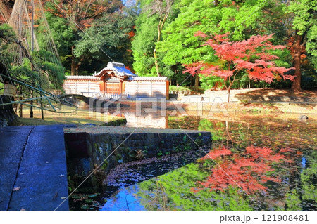 【東京都】快晴のシンメトリーな小石川後楽園の内庭の紅葉 【東京都】快晴のシンメトリーな小石川後楽園の内庭の紅葉 121908481