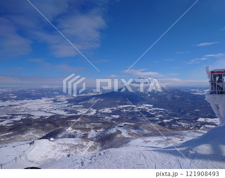冬の晴れた日の雪山 冬の晴れた日の雪山 121908493