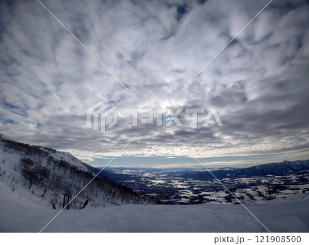 冬の晴れた日の雪山 冬の晴れた日の雪山 121908500