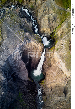 玄武岩柱に囲まれた神秘的な滝 121908633
