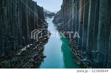 雪覆う渓谷と玄武岩柱 121908644