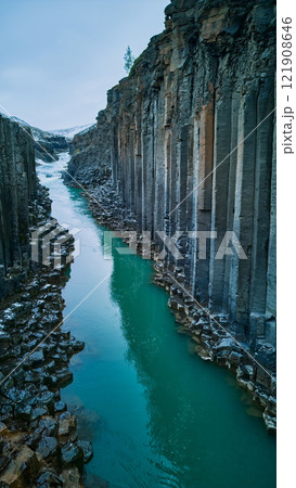 雪覆う渓谷と玄武岩柱 121908646