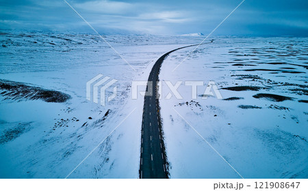 雪原を貫く孤独な道路 121908647