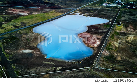 地热エリアの蒼い湖 121908650