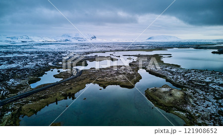 アイスランドのミーヴァトン湖と静かな風景 アイスランドのミーヴァトン湖と静かな風景 121908652