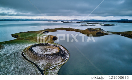 ミーヴァトン湖周辺の火山と静かな湖面 ミーヴァトン湖周辺の火山と静かな湖面 121908656