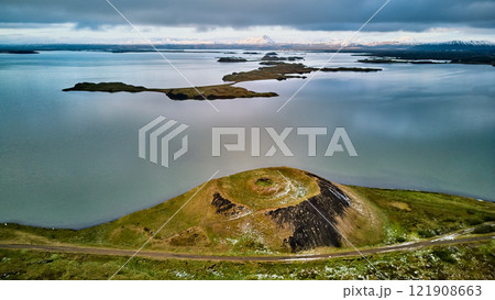 ミーヴァトン湖周辺の火山と静かな湖面 121908663