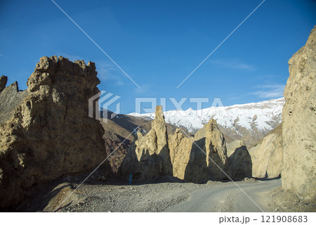 Beautiful view of Spiti valley arid landscape enroute Kaza, Himachal Pradesh, India. 121908683