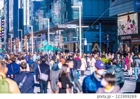 日本の東京都市景観 コロ5年公表から。インバウンド続く…外国人観光客らで賑わう銀座ホコ天…＝11日 121909269