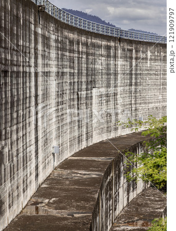 Part of Khun Dan Prakan Chon Dam was formerly named Khlong Tha Dan Dam. 121909797